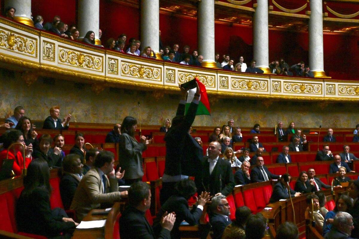 &Agrave; VOIR | Un d&eacute;put&eacute; fran&ccedil;ais brandit un drapeau palestinien &agrave; l&rsquo;Assembl&eacute;e