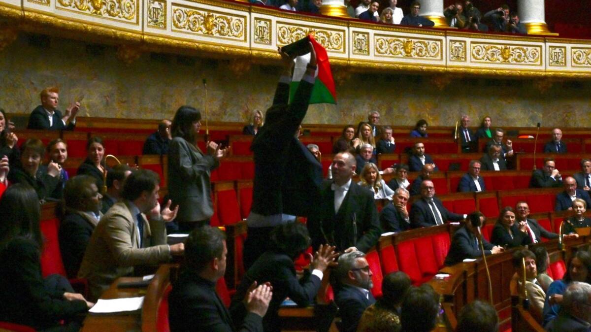 À VOIR | Un député français brandit un drapeau palestinien à l’Assemblée
