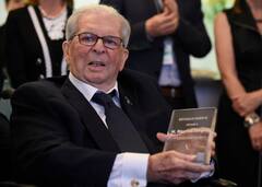 Un minute de silence en mémoire de Maurice Tanguay au Salon bleu