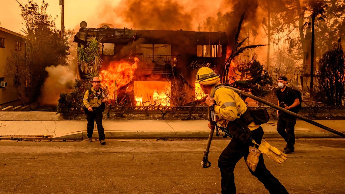 EN IMAGES | Les incendies de Los Angeles toujours indomptés, au moins 10 morts