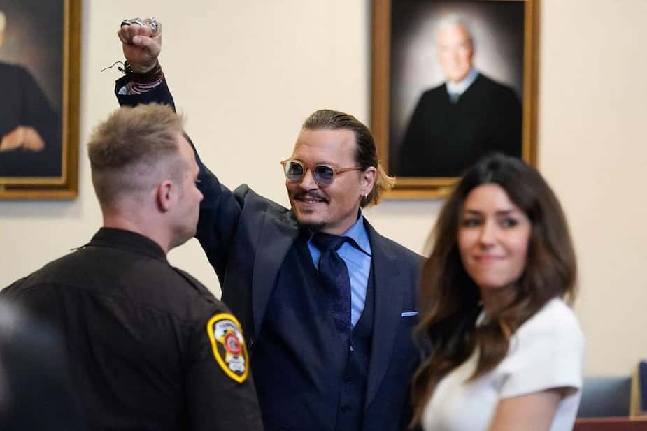 Johnny salue le public au tribunal.