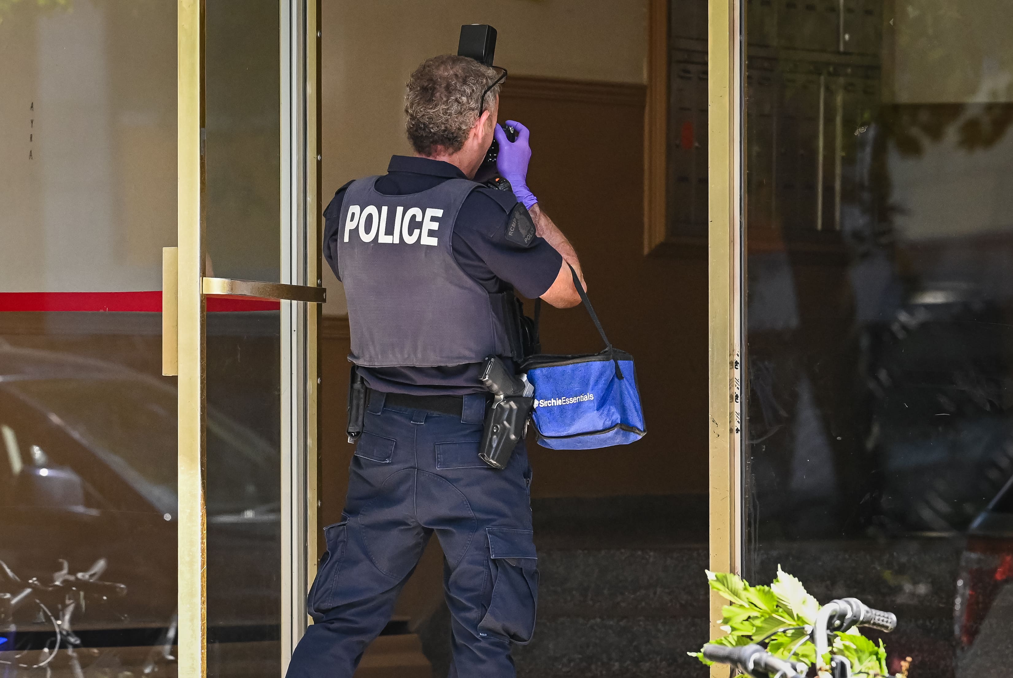 Une perquisition était toujours en cours vendredi après-midi, afin de recueillir des éléments de preuve pouvant étoffer le dossier d’enquête.