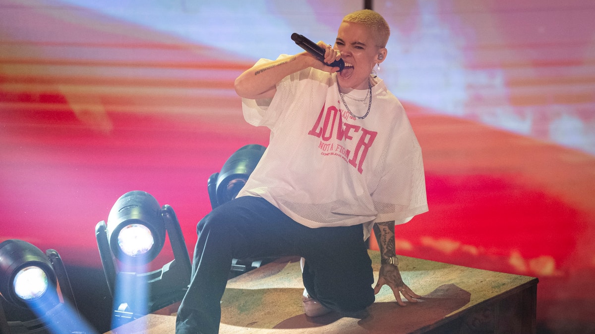 «Je ne vais pas commencer à mettre des robes pour aller en France»: Roxane Bruneau séduit les Français... à sa manière