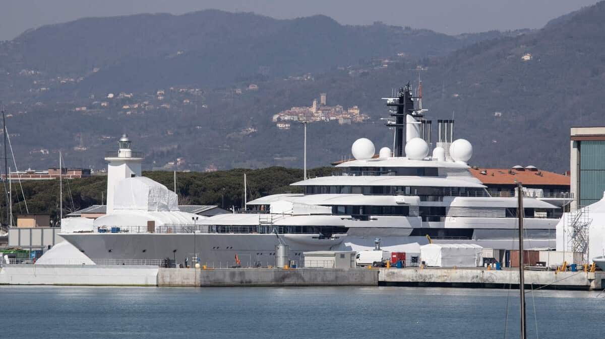 Poutine ou pas Poutine? Un méga yacht au mystérieux propriétaire