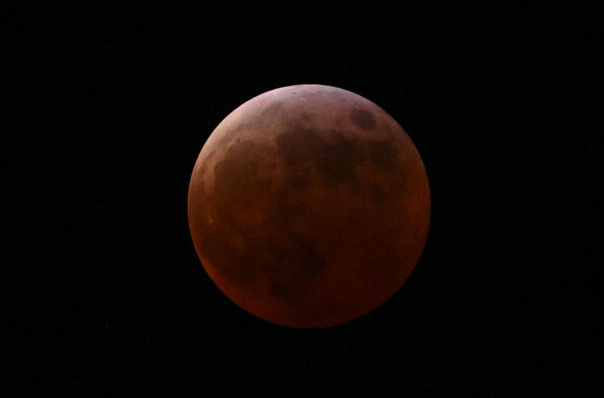 [IMAGES] La Lune se pare de rouge lors d'une éclipse totale | JDM