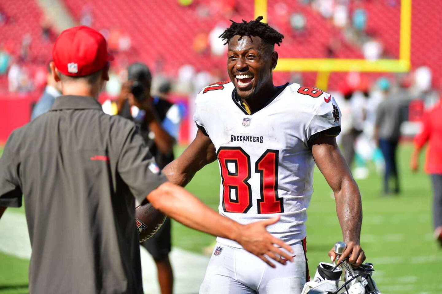 Antonio Brown accusé d’avoir une fausse preuve de vaccination Antonio Brown accusé d’avoir une fausse preuve de vaccination