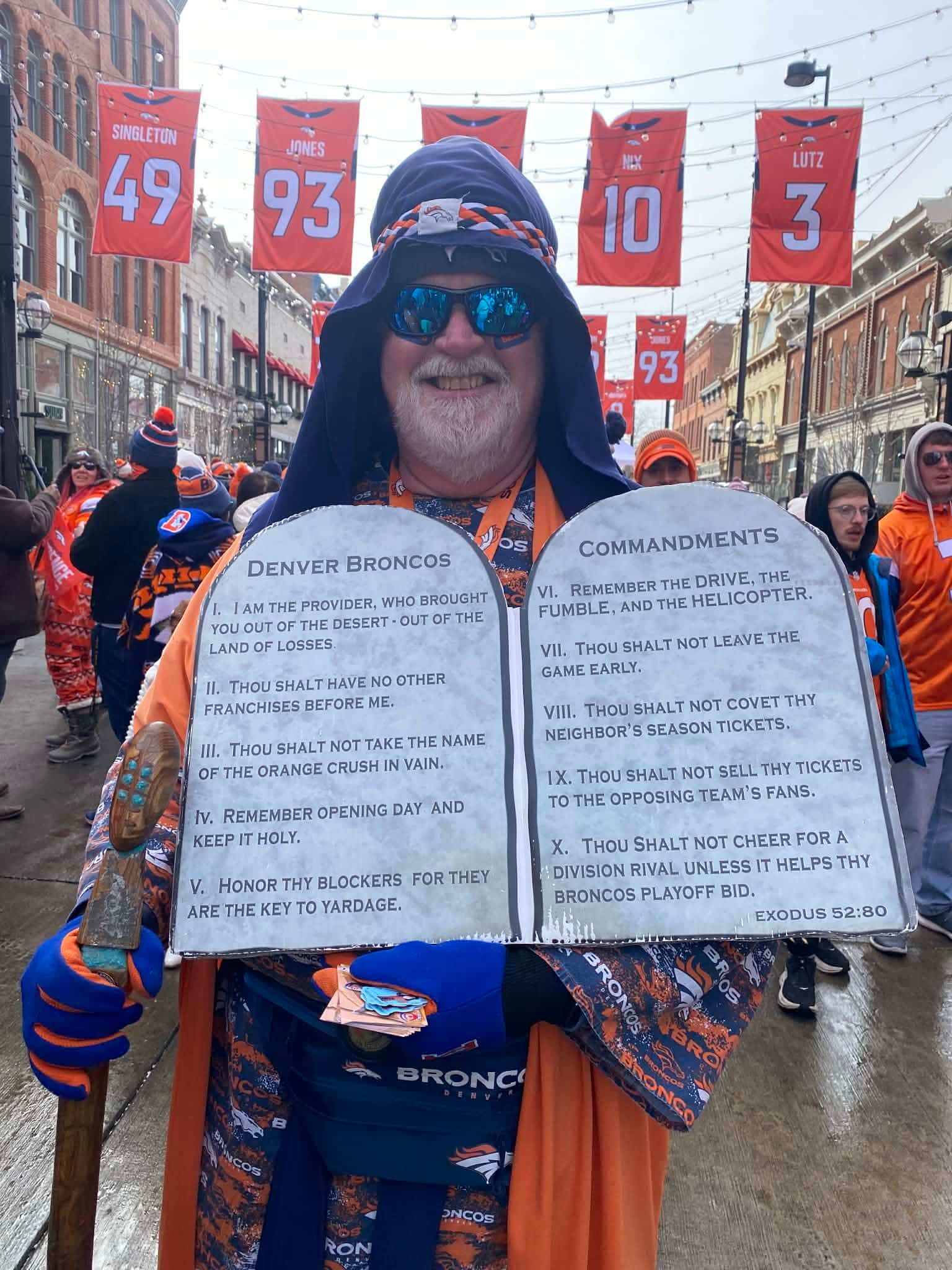 No véu do final da conferência americana, o mordu des Broncos é alegremente apresentado com seus mandamentos no nome de sua equipe.