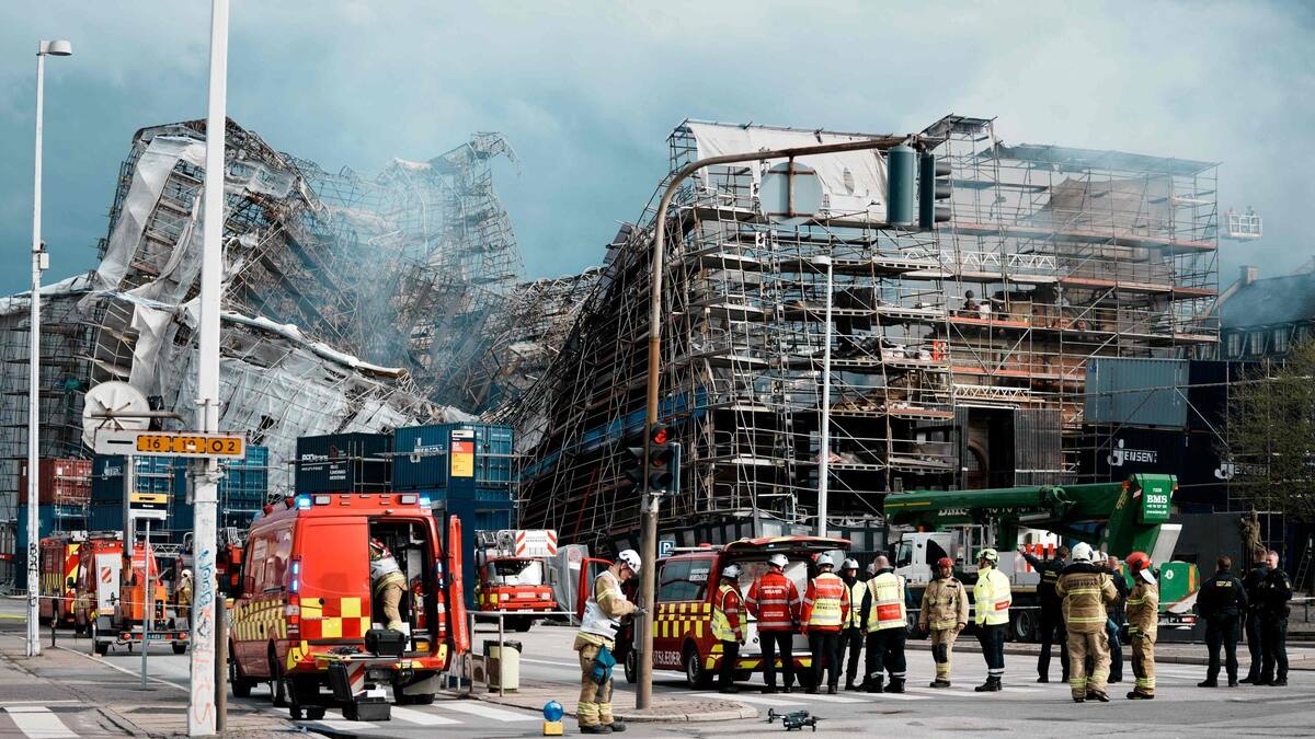 Danemark: la façade calcinée de la vieille Bourse de Copenhague s'est effondrée
