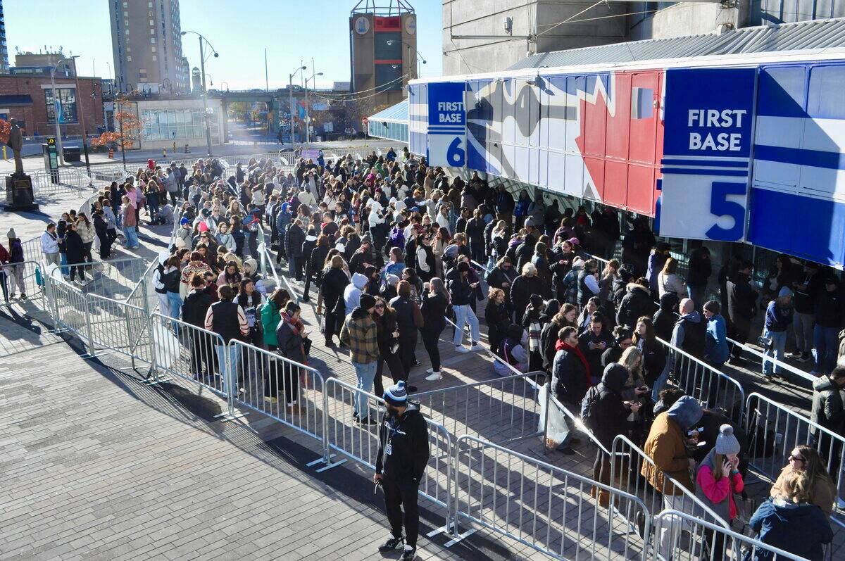 Nicole Acaso y Bethel Omero eran todo sonrisas después de comprar en la boutique Taylor Swift en el Rogers Centre de Toronto el martes por la mañana.