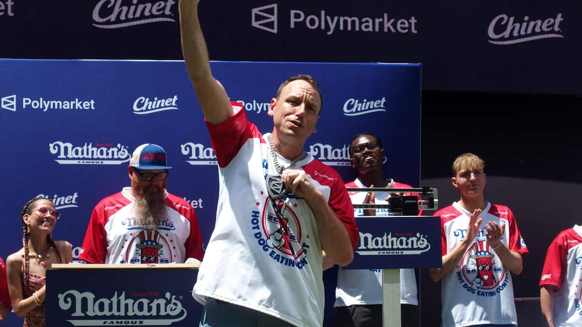 Joey Chestnut eats 66 hot dogs in 10 minutes and defends his title again Joey Chestnut eats 66 hot dogs in 10 minutes and defends his title again