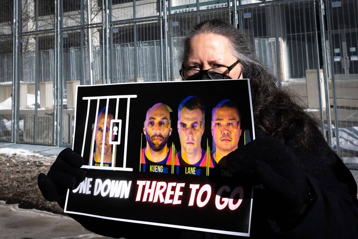 Trois policiers jug&eacute;s pour leur passivit&eacute; lors du meurtre de l&rsquo;Afro-Am&eacute;ricain George Floyd