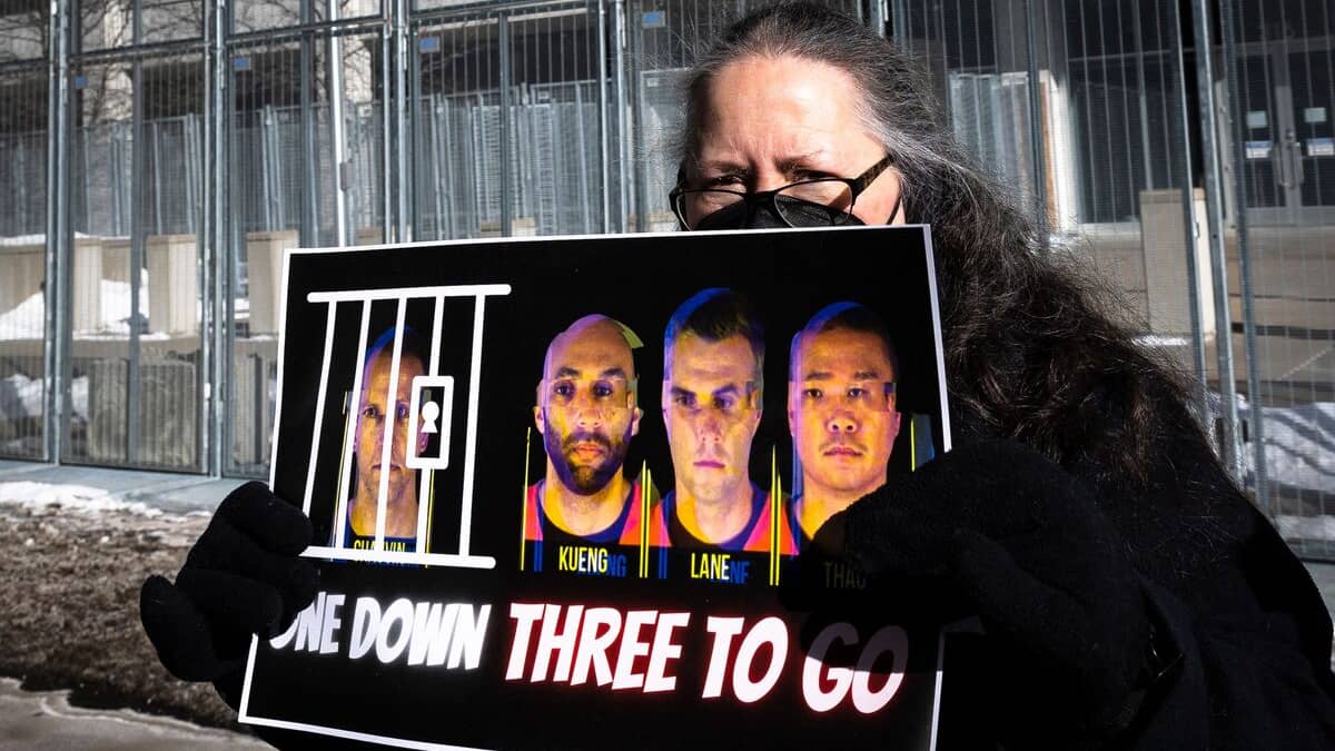 Trois policiers jugés pour leur passivité lors du meurtre de l’Afro-Américain George Floyd