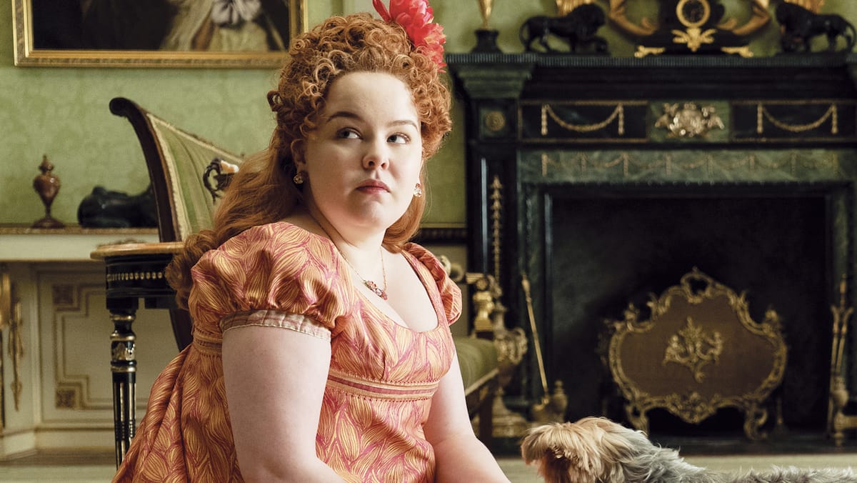 L’actrice Nicola Coughlan fait un doigt d’honneur aux trolls à propos de son poids