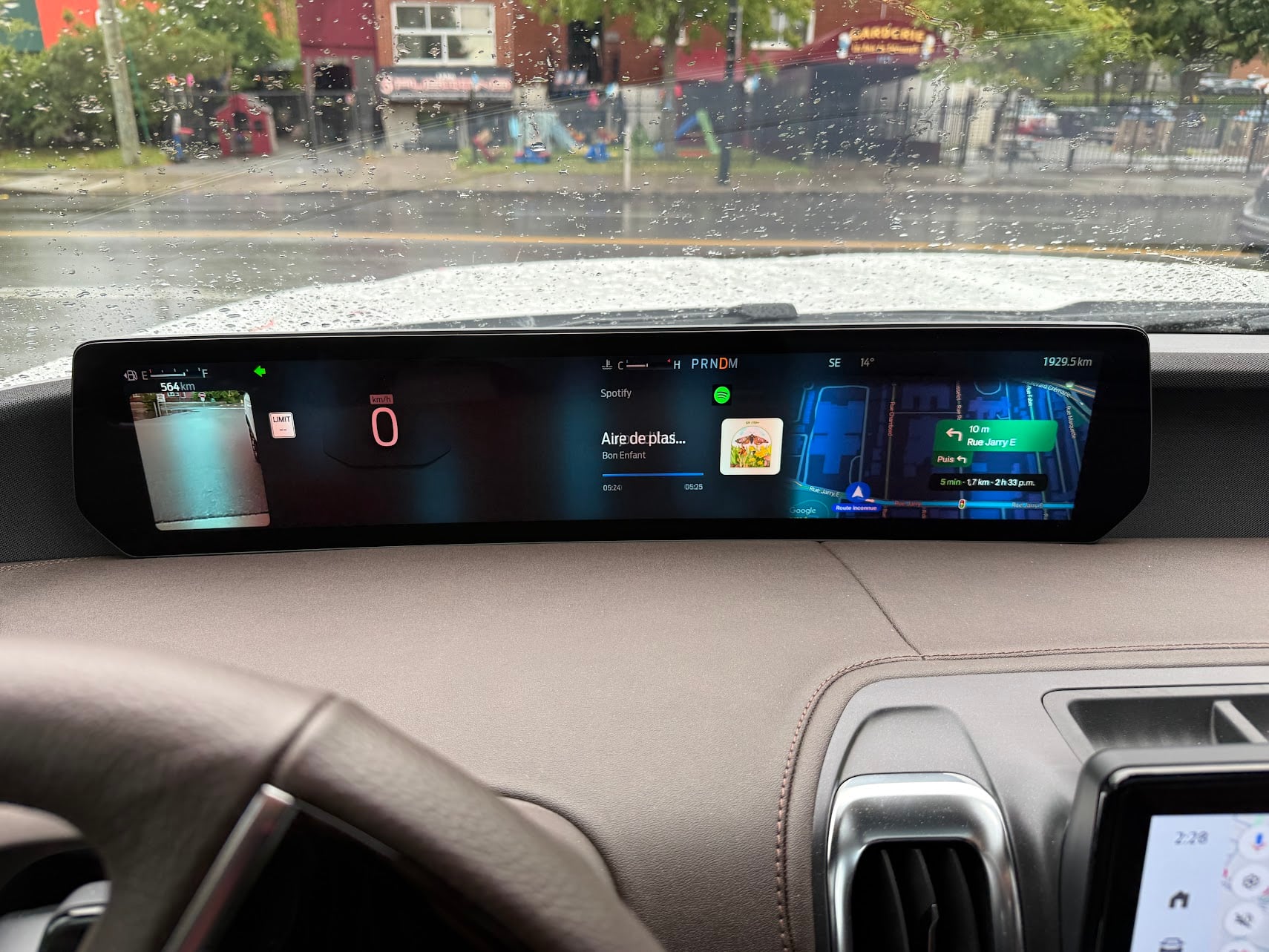 L’écran panoramique d’Android Automotive remplace le bloc d’instruments du tableau de bord .