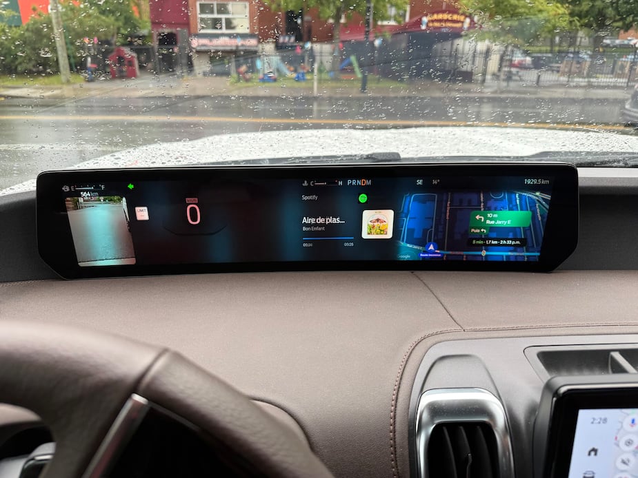 L’écran panoramique d’Android Automotive remplace le bloc d’instruments du tableau de bord .