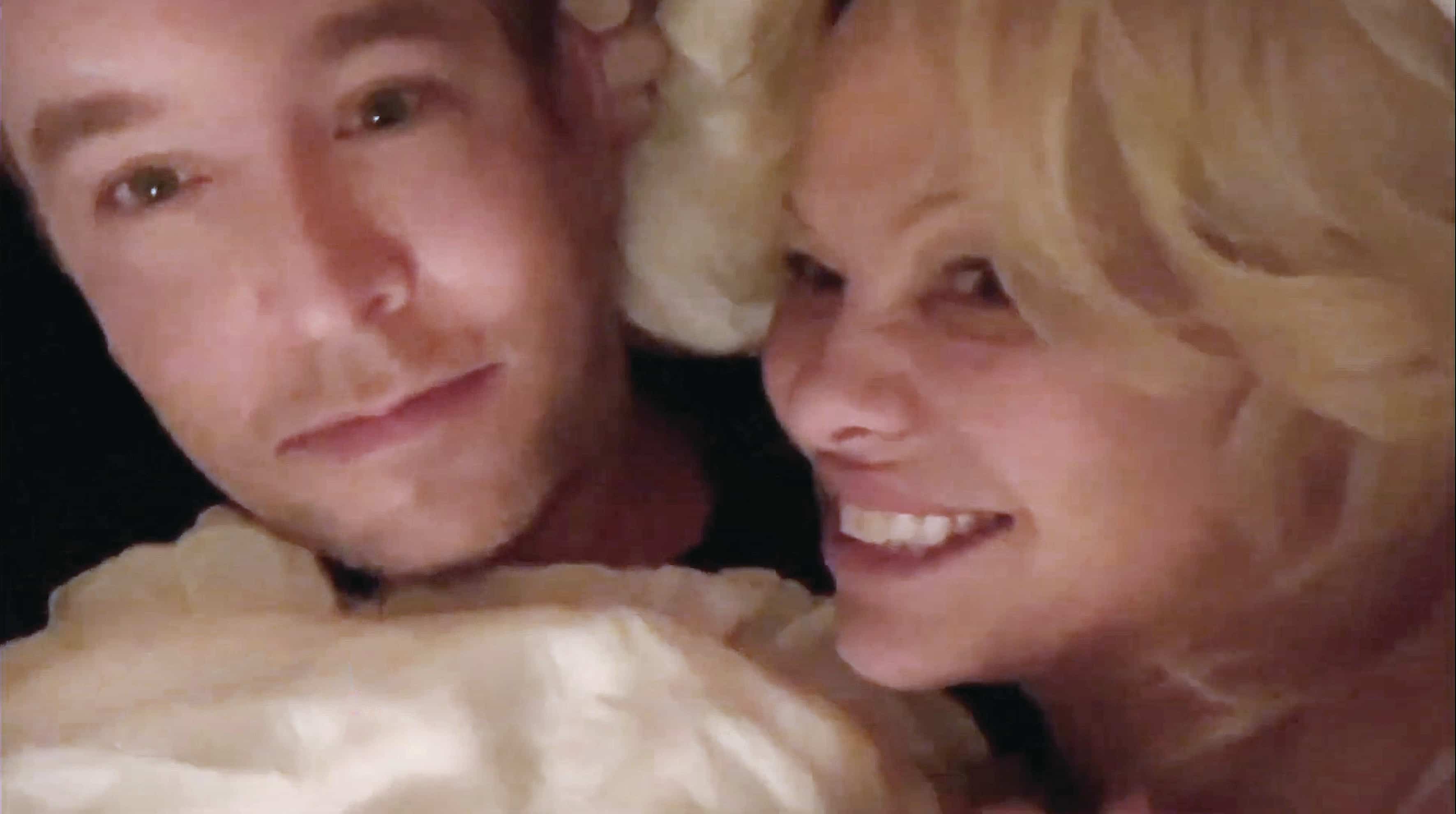 Une première entrevue post-mariage... dans son lit