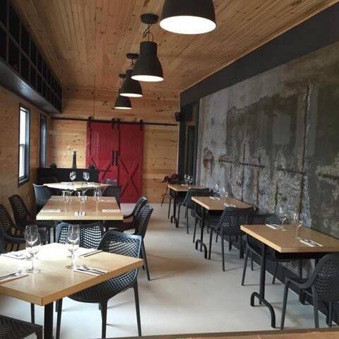 An interior view of the Quai 360 restaurant located in Cap-aux-Meules.