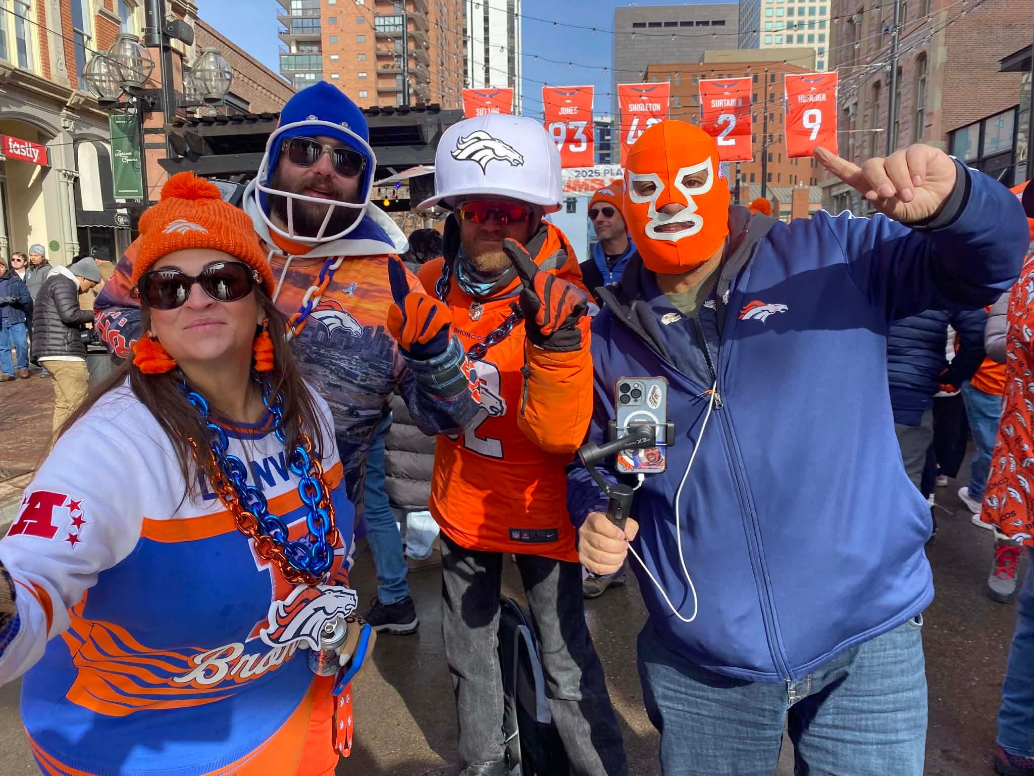 Rien de tel que se reuniu em grupo com seus apetrechos dos Broncos.