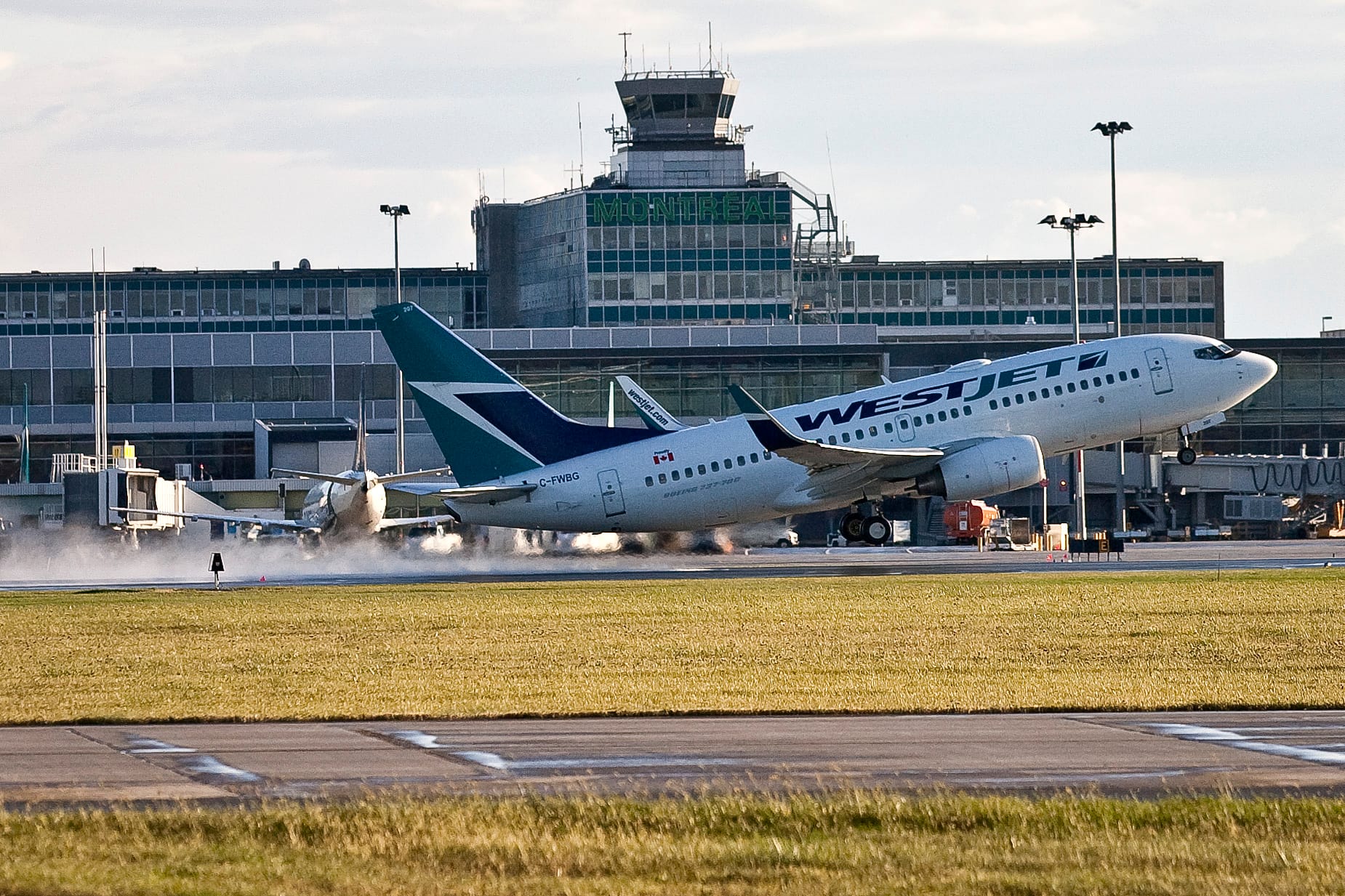 Les agents de bord de WestJet officiellement en grève