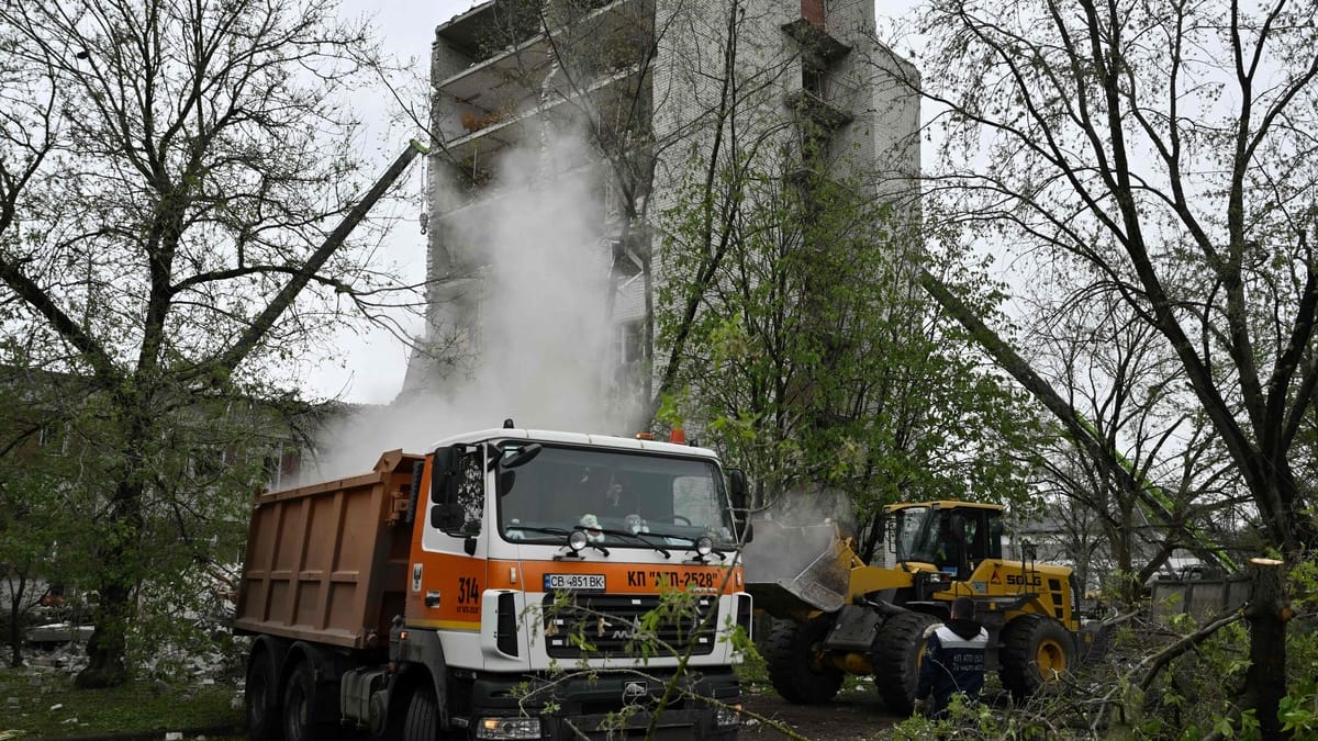 Ukraine: deux morts dans des bombardements russes, 20 drones abattus en Russie