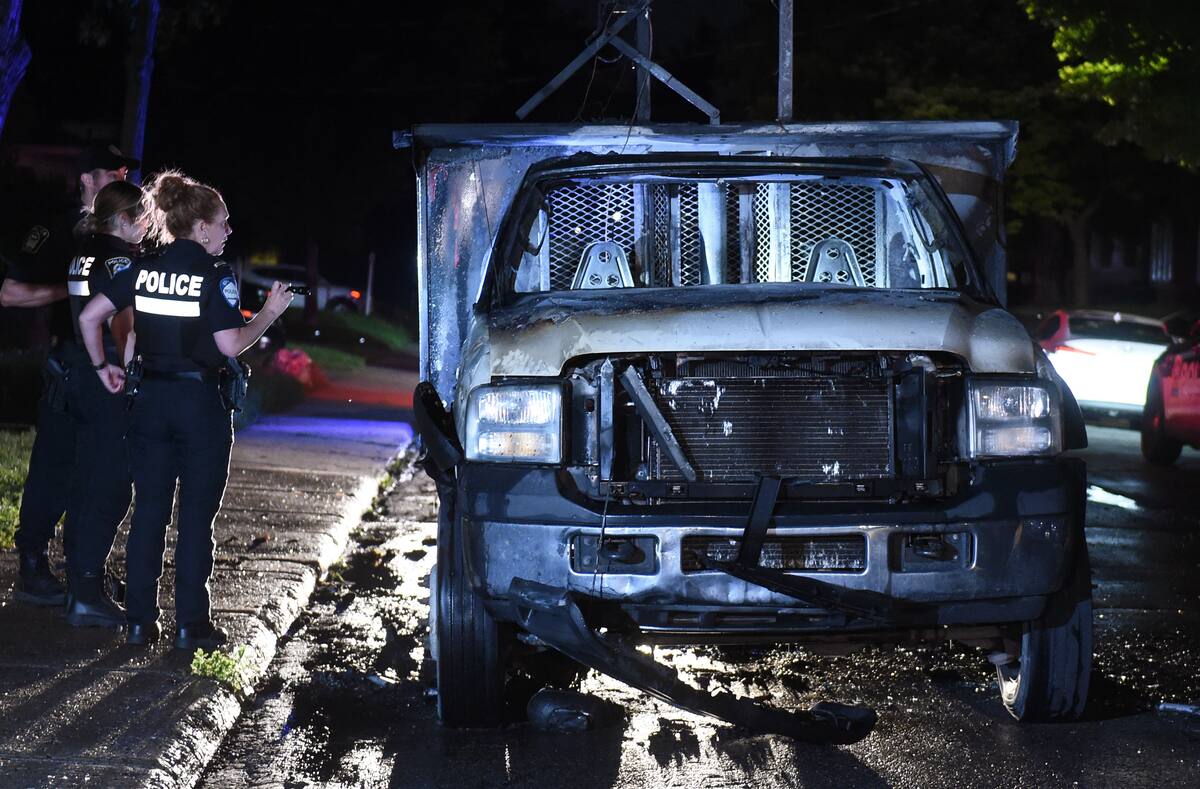 Un camion pi&eacute;g&eacute; par les flammes &agrave; Pointe-aux-Trembles