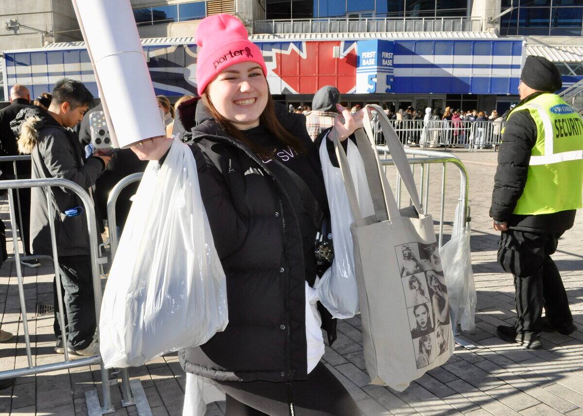 Nicole Acaso y Bethel Omero eran todo sonrisas después de comprar en la boutique Taylor Swift en el Rogers Centre de Toronto el martes por la mañana.