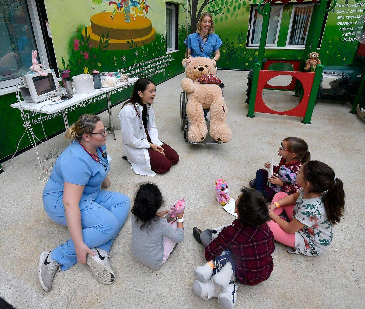 [PHOTOS] CHUL: des peluches sous le bistouri au Centre mère-enfant | JDM