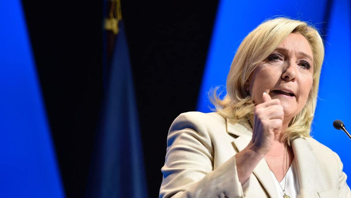 Marine Le Pen, l'extrême droite banalisée et plus proche que jamais du sacre