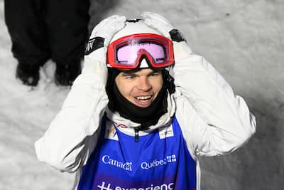 Mikaël Kingsbury está pris the tête à deux mains em réalisant qu'il venait de gagner, vendredi.