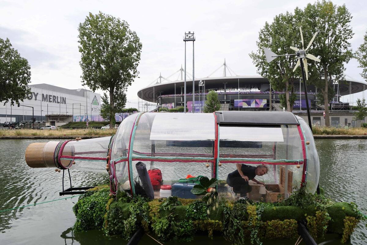 [EN IMAGES] Un artiste s'enferme dans une bouteille pendant 10 jours devant le stade de France