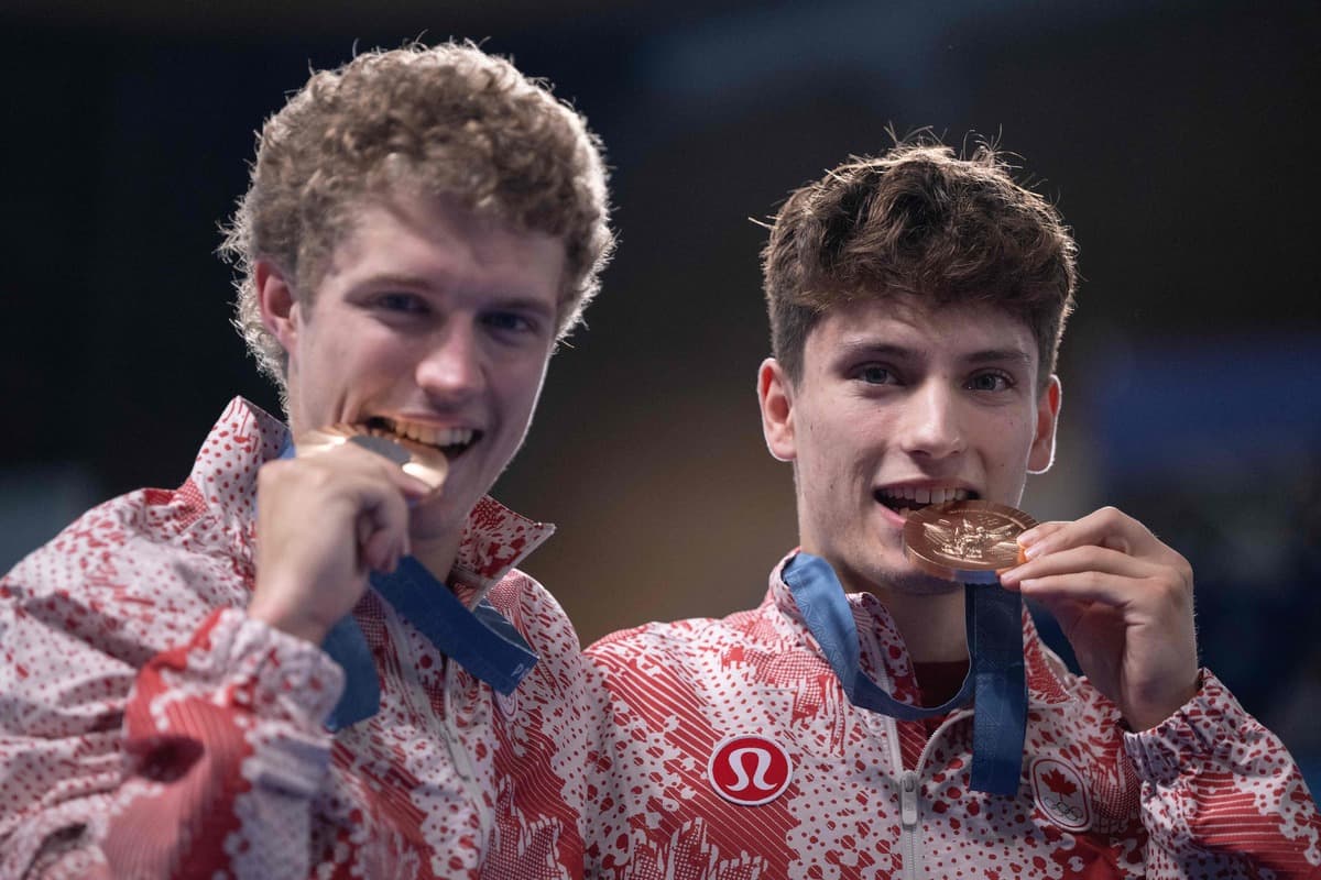 Un premier Qu&eacute;b&eacute;cois m&eacute;daill&eacute; &agrave; Paris: Nathan Zsombor-Murray et Rylan Wiens remportent le bronze au plongeon 10 m synchronis&eacute;