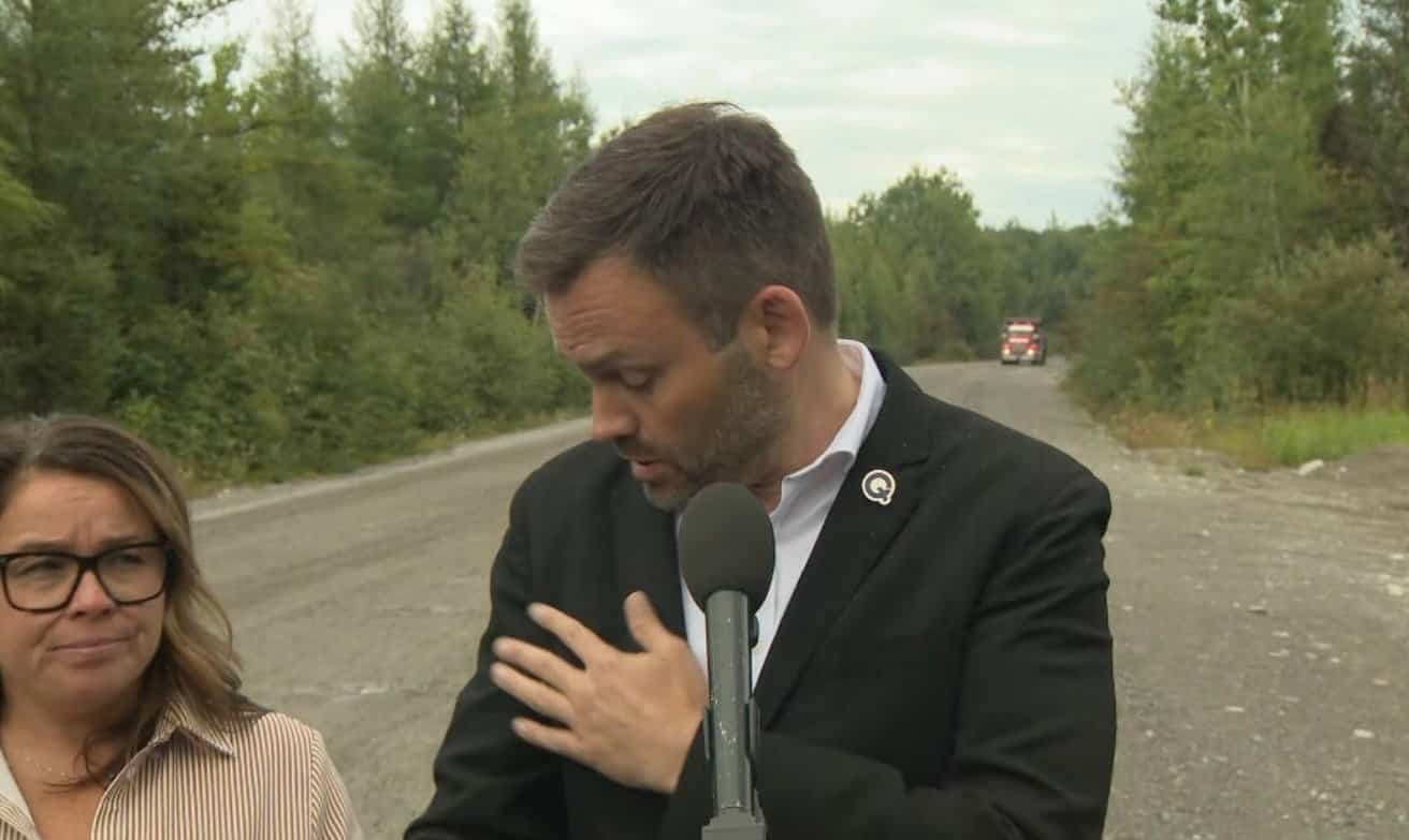 Le chef du Parti Québécois, Paul St-Pierre Plamondon, lors d’une mêlée de presse avec sa candidate dans Ungava, Sonia Caron