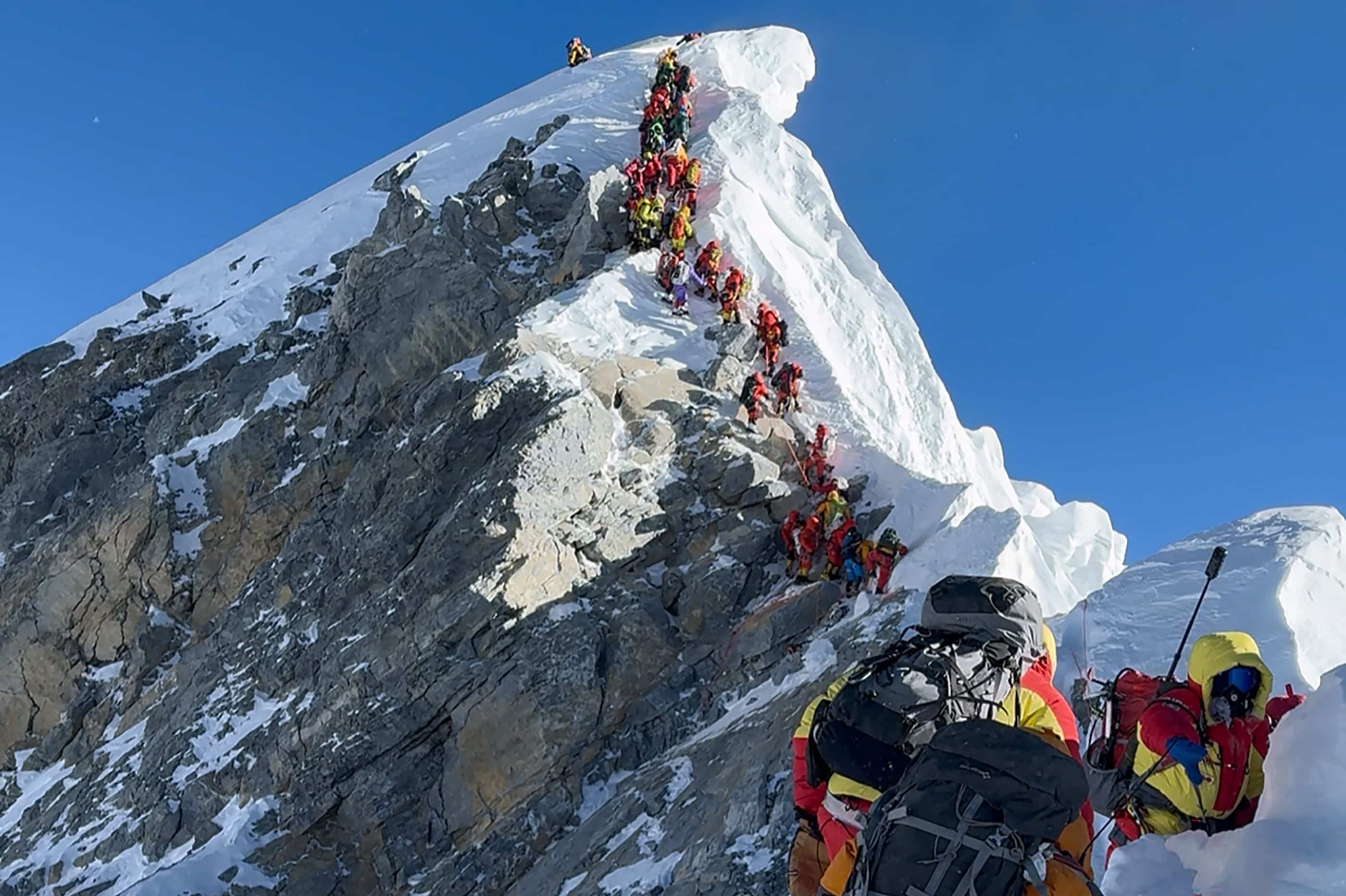 Plus de 1000 alpinistes ont atteint cette saison le sommet de l'Everest, record absolu