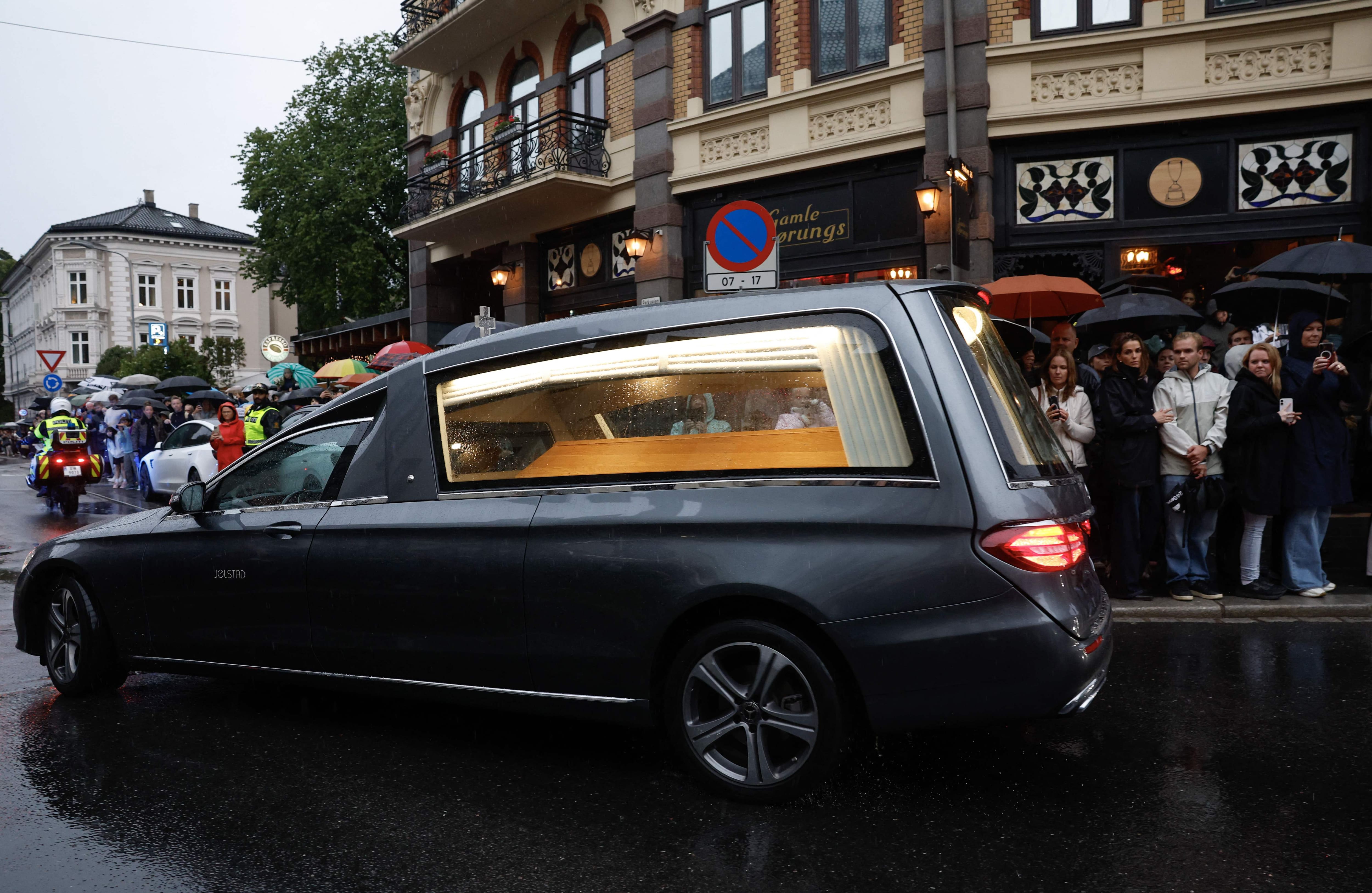 Des milliers de personnes se sont recueillies vendredi à Oslo après la mort du roi Harald V de Norvège