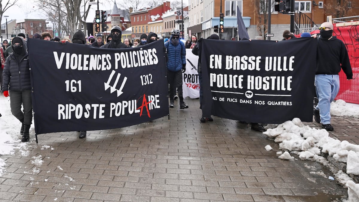 Journée internationale contre la brutalité policière: une centaine de personnes prennent la rue à Québec