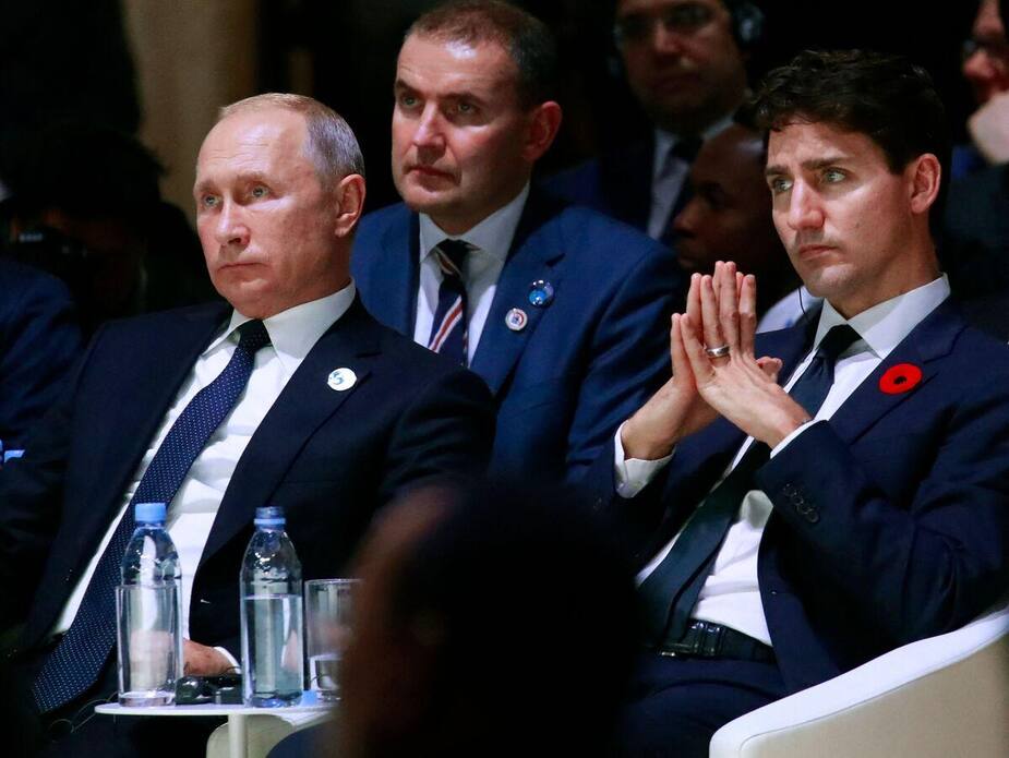 Le premier ministre Justin Trudeau (droite) et le président de la Russie Vladimir Poutine (gauche) lors d'un forum à Paris en France en 2018. Le 24 mars 2021, Trudeau a affirmé que Poutine était responsable «de choses terribles», mais n'a pas qualifié ce dernier de «tueur» comme l'avait fait le président américain Joe Biden.