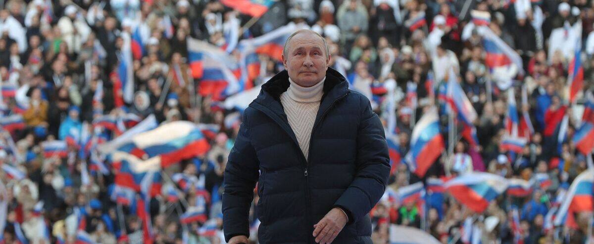 Poutine accuse l’Ukraine de «crimes de guerre» auprès de Macron