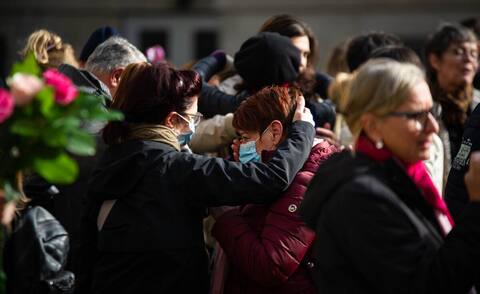 Plusieurs personnes se sont réunies dans la cour de l’école F.A.C.E, à Montréal, pour prendre part à la marche en mémoire de Romane Bonnier et contre la violence faite aux femmes, le samedi 30 octobre 2021. THIERRY LAFORCE/AGENCE QMI