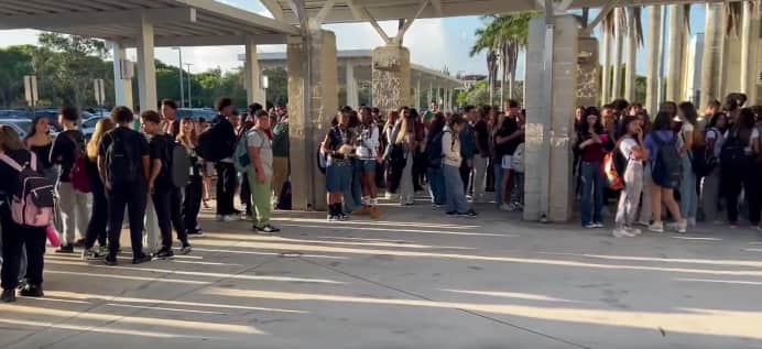 D&eacute;tecteurs de m&eacute;tal: une heure d&rsquo;attente devant l&rsquo;&eacute;cole lors de la rentr&eacute;e scolaire en Floride