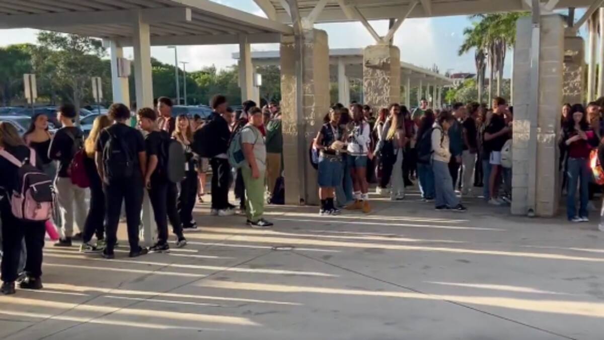 Détecteurs de métal: une heure d’attente devant l’école lors de la rentrée scolaire en Floride