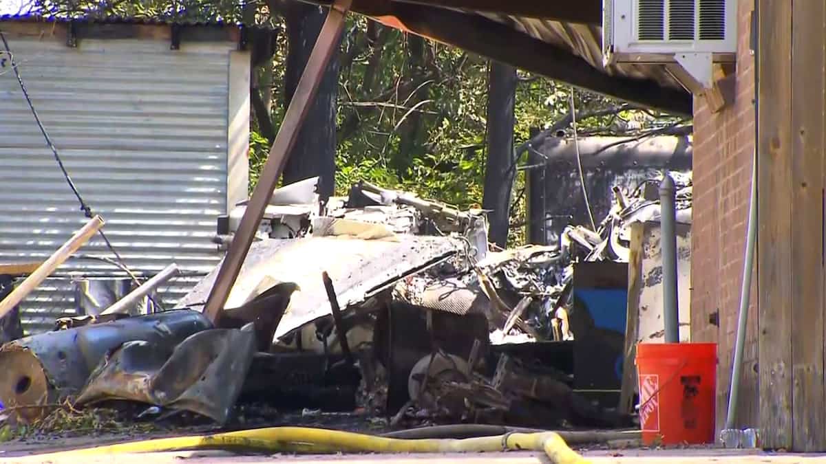 Texas: un avion militaire s'écrase sur une zone résidentielle, les pilotes hospitalisés