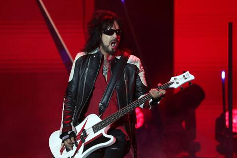 Nikki Sixx et John 5 en action durant un concert de Mötley Crüe, à Bogota, en Colombie, en février 2023.