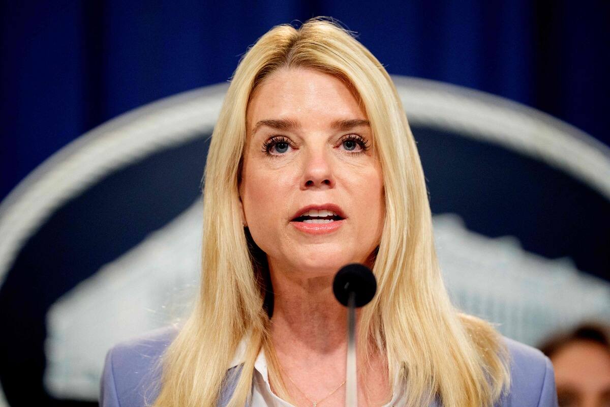 Pam Bondi assign&eacute;e &agrave; compara&icirc;tre pour t&eacute;moigner sur les dossiers Epstein
