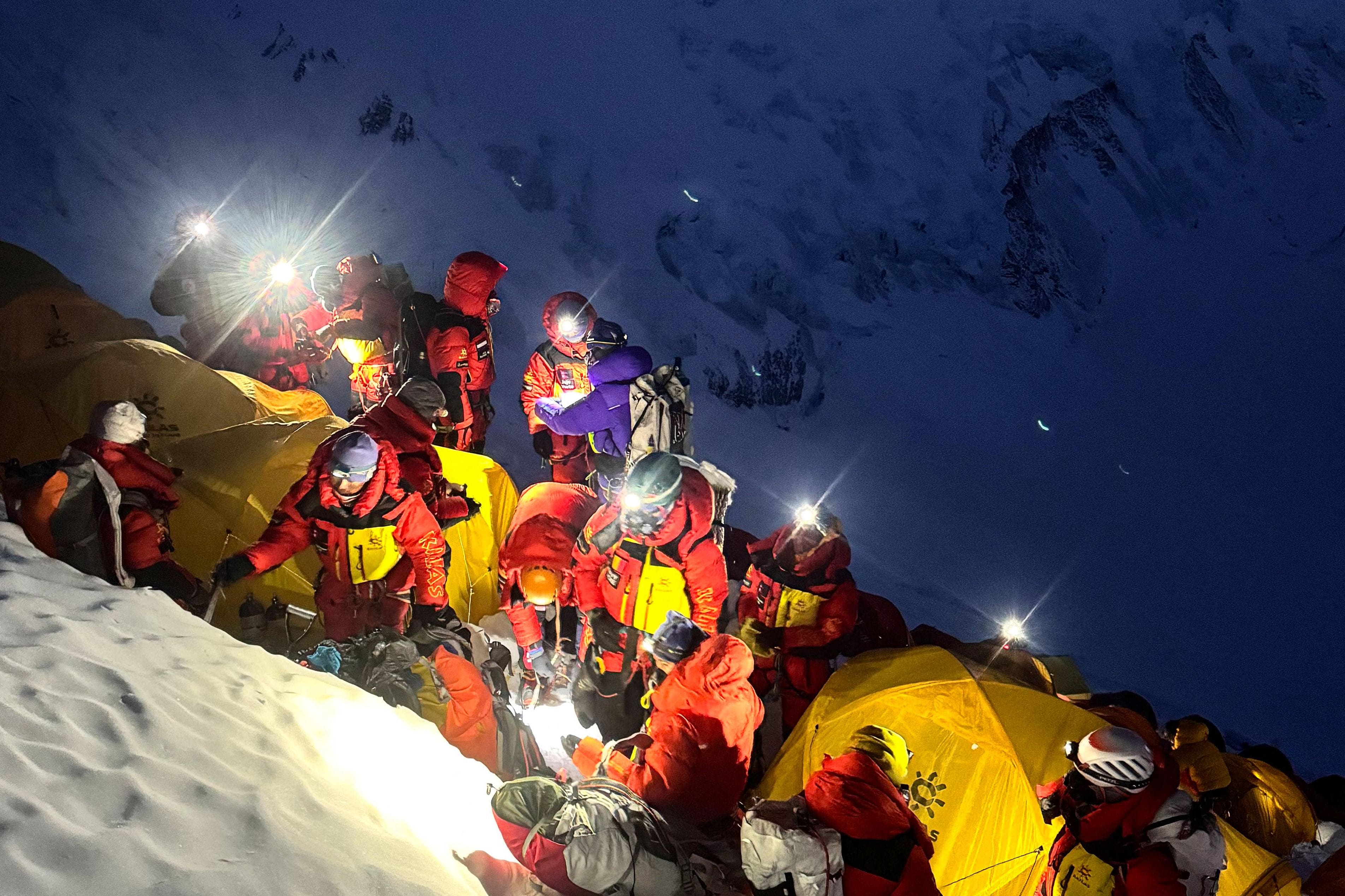 Népal: un grimpeur népalais porté disparu dans l'Everest retrouvé vivant six jours après
