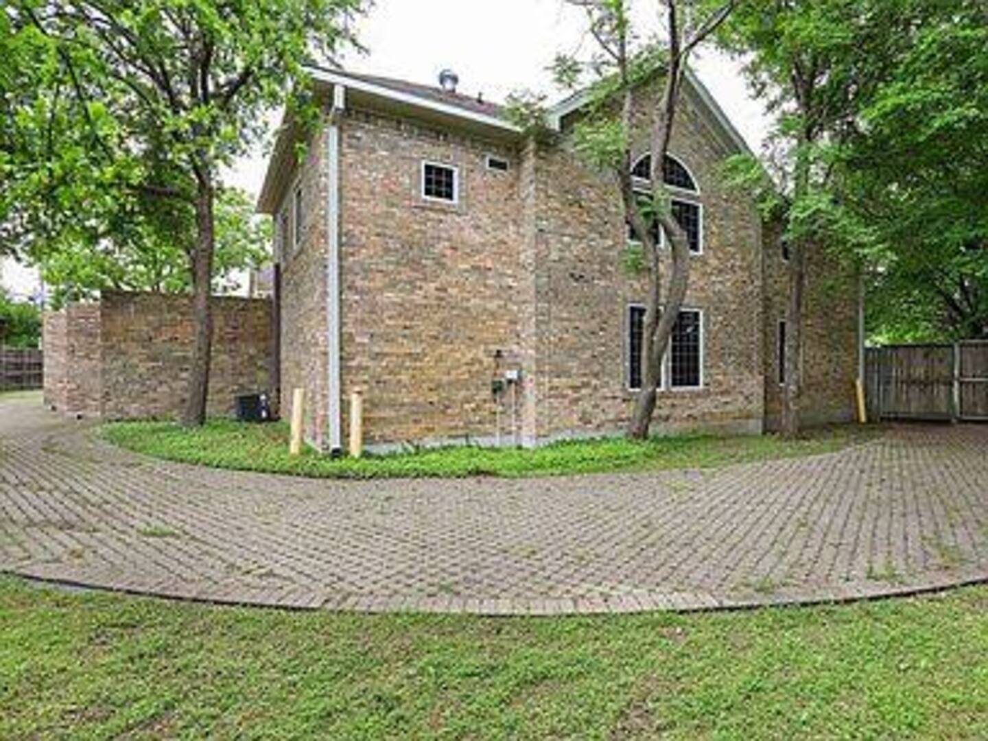 Une maison sans fenêtre ni chambre en vente pour un million de dollars