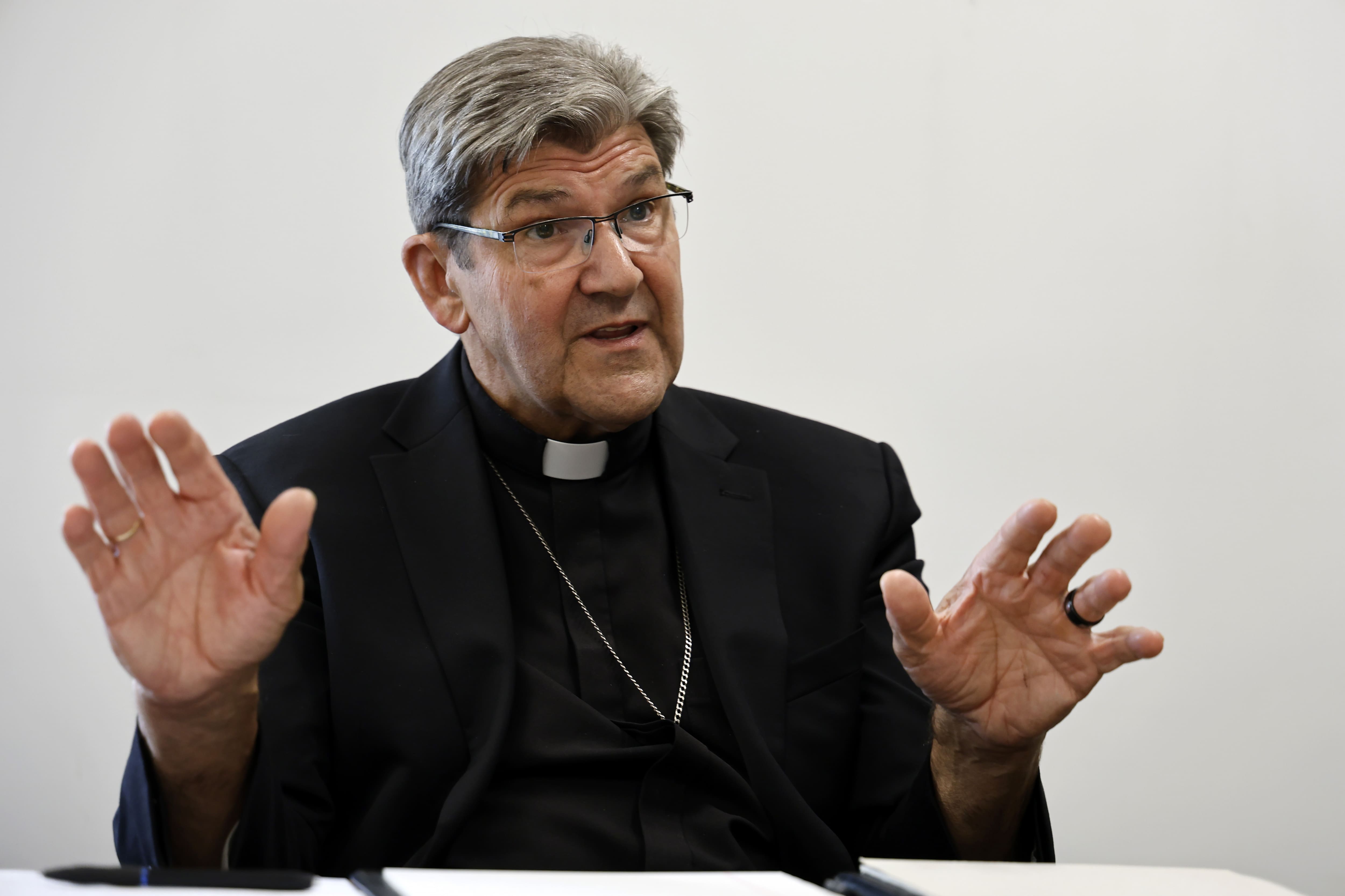 Le prêtre et actuel bras droit du «roi d’Église» de l’Armée de Marie, Yvan Laprise, affirme s’être entretenu avec au moins trois victimes depuis la publication de la lettre de Marc Bosquart dans le journal «Le Royaume», destiné aux fidèles, qui révèle l’existence d’abus sexuels sur des mineurs par le passé. Selon M. Laprise, ces révélations ont fait «un grand bien» aux victimes.