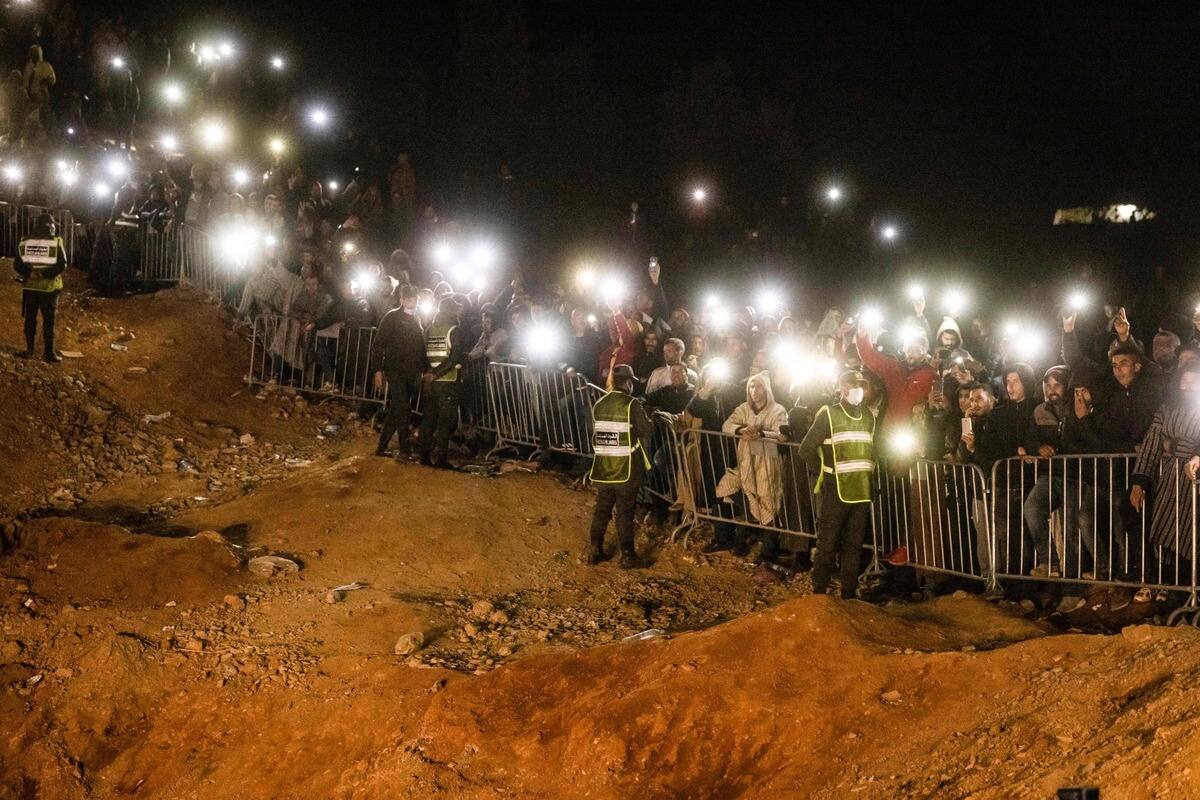 Apr&egrave;s le choc, le Maroc enterre le petit Rayan