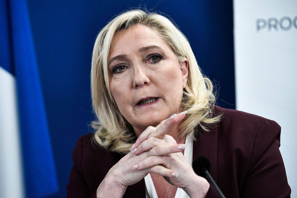Marine Le Pen bouscul&eacute;e par des manifestants en Guadeloupe