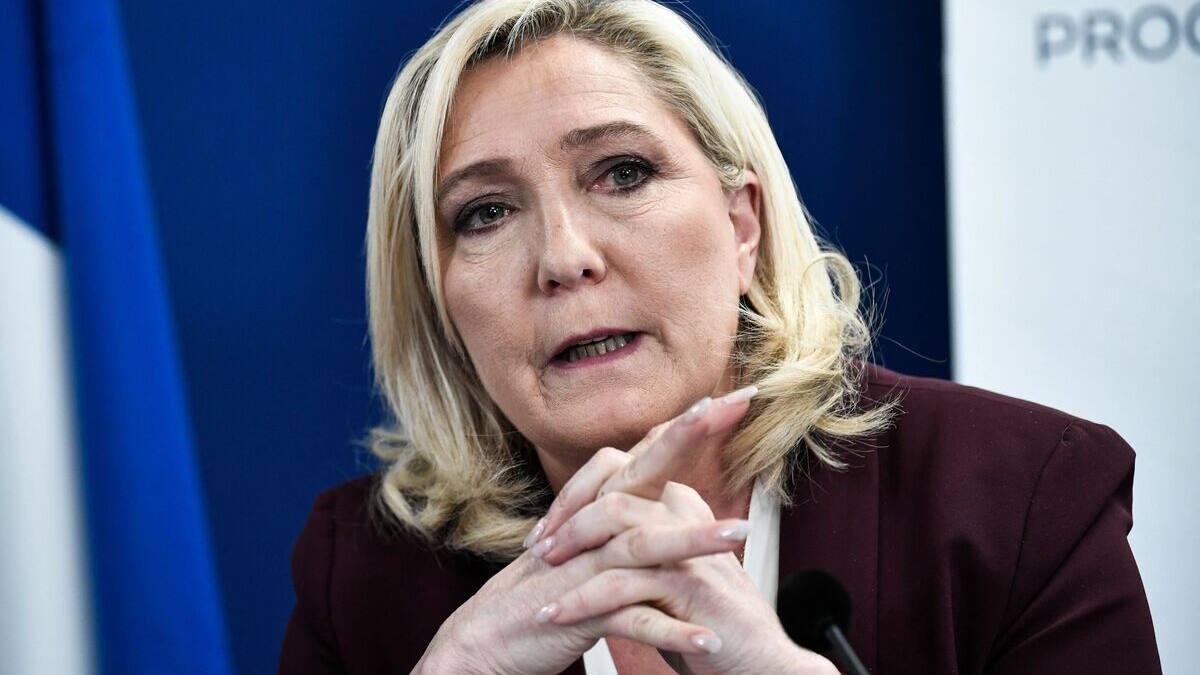 Marine Le Pen bousculée par des manifestants en Guadeloupe