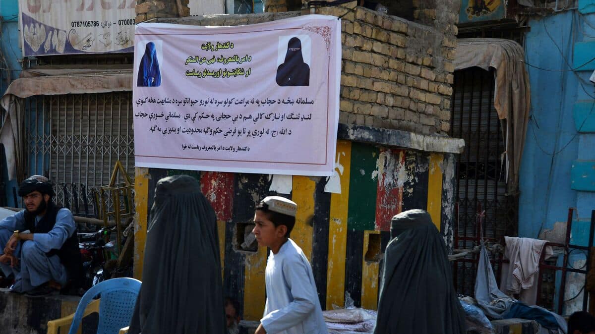 La police religieuse des talibans placardent des affiches dénigrant les choix vestimentaires des femmes